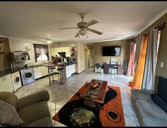 2 BEDROOM TOWNHOUSE FOR SALE IN ALBEMARLE